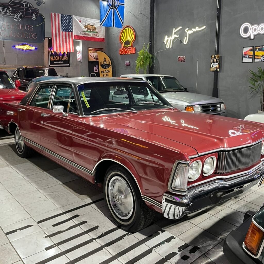 Ford Galaxie Landau 1977 vermelho V8 disponível na Black Flag Veículos Clássicos
